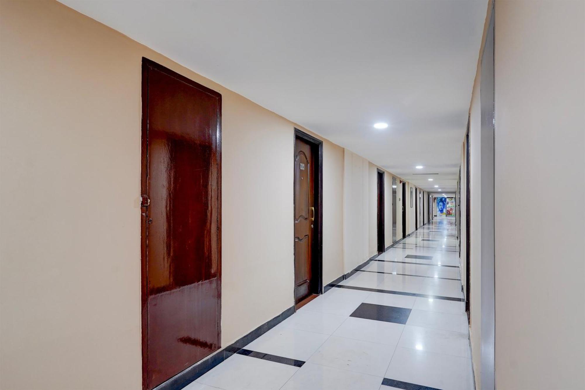 Super Townhouse Koyambedu Hotel Chennai Exterior foto