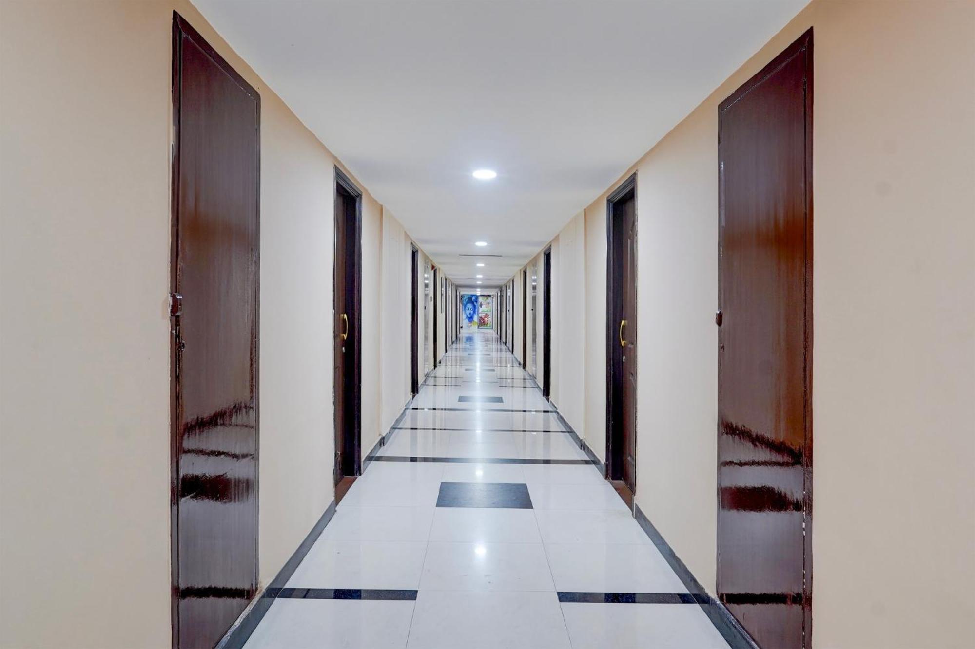 Super Townhouse Koyambedu Hotel Chennai Exterior foto