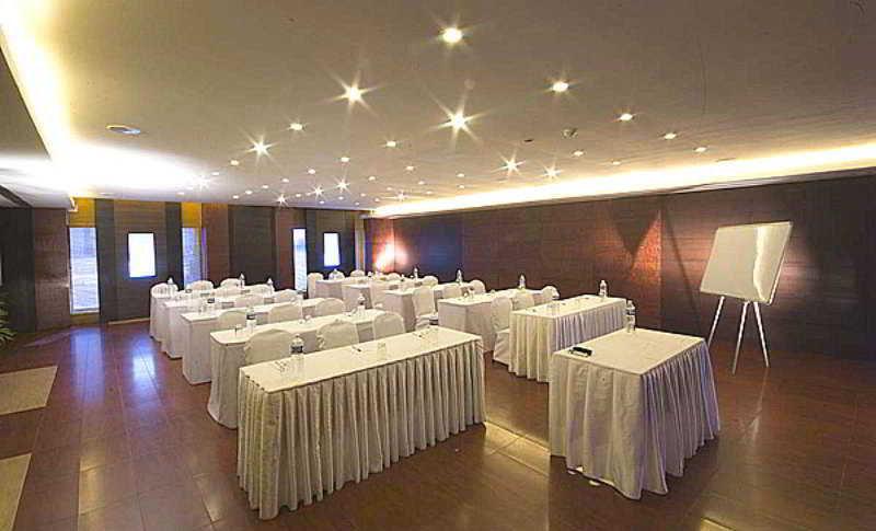 Super Townhouse Koyambedu Hotel Chennai Exterior foto